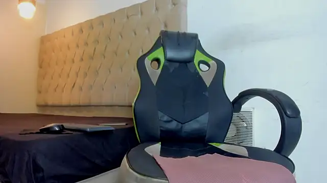 Naomis 35 online show from February 2026 07:39:02 PM