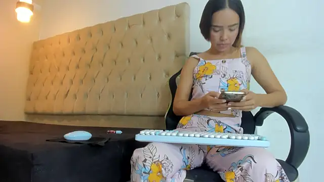 Naomis 35 online show from March 2026 07:44:01 PM