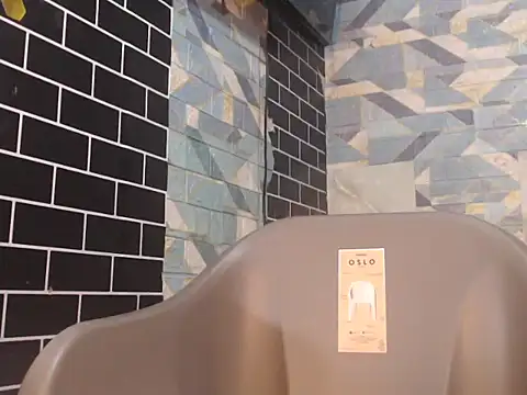 Snapshot of Newt4U chatting on September 2025 07:28:01 PM Newt4U online show from September 2025 07:28:01 PM