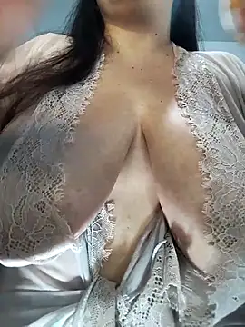 LucyDiamonds1 online show from May 2026 11:10:01 PM