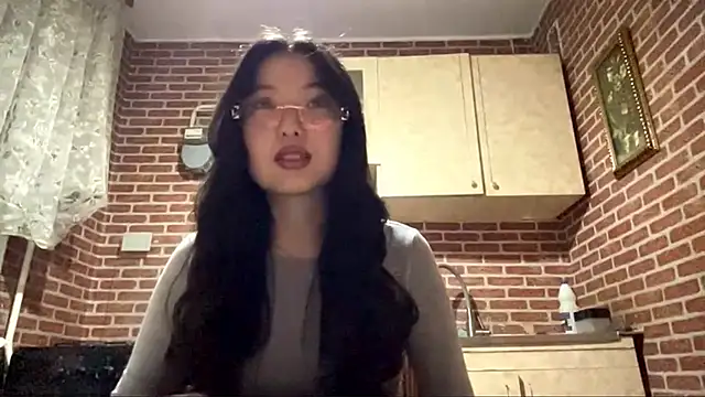 EmmaLeexth online show from November 2025 01:00:01 PM