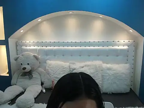 ivet hall online show from November 2025 08:54:01 PM