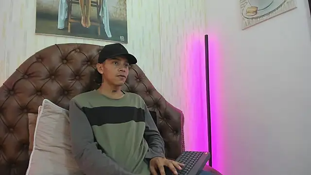 Snapshot of noah_blake0 chatting on September 2025 02:13:02 AM noah blake0 online show from September 2025 02:13:02 AM