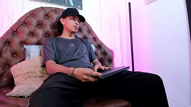 noah blake0 online show from October 2025 02:45:01 AM