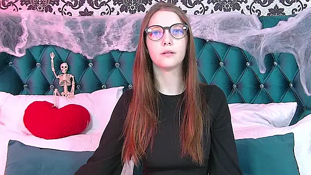 Snapshot of EllenBush chatting on October 2025 05:06:02 PM EllenBush online show from October 2025 05:06:02 PM