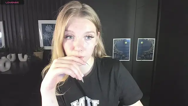 Layla Glam online show from September 2025 01:15:01 PM