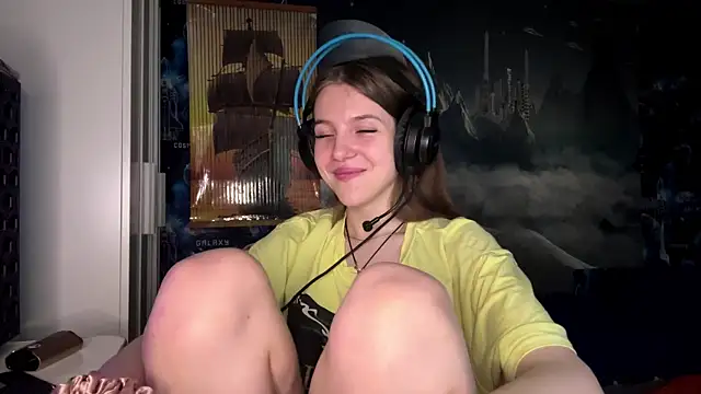 Elira Breeze online show from November 2025 01:10:02 PM