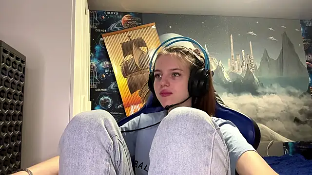 Snapshot of Elira_Breeze chatting on January 2026 01:36:01 PM Elira Breeze online show from January 2026 01:36:01 PM