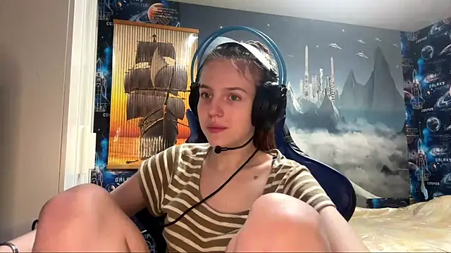 Elira Breeze online show from April 2026 02:33:01 PM