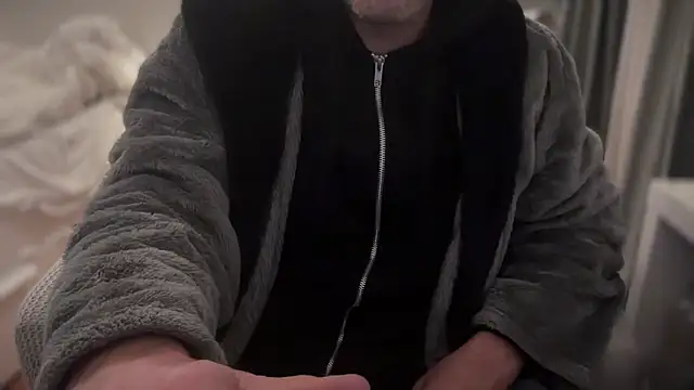 crisso06 online show from November 2025 06:18:02 PM