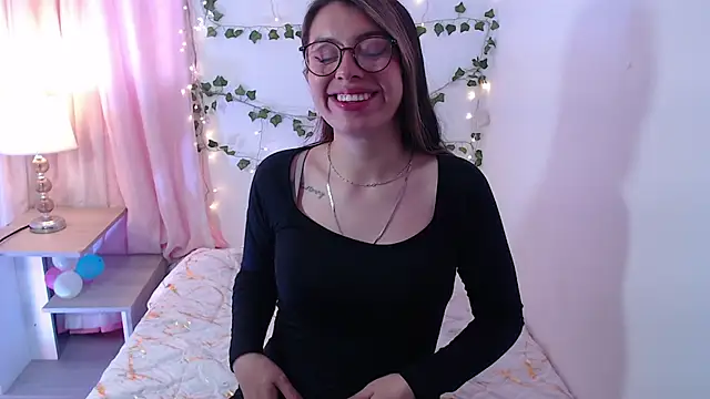 kamillew online show from September 2025 12:07:01 PM