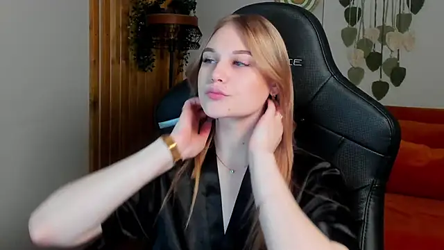 Snapshot of AriaWell chatting on October 2025 06:30:02 PM AriaWell online show from October 2025 06:30:02 PM