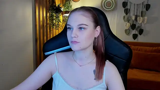 Snapshot of AriaWell chatting on November 2025 05:18:01 AM AriaWell online show from November 2025 05:18:01 AM