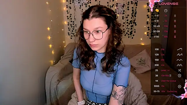 Snapshot of LinaBlossom_ chatting on October 2025 03:09:02 AM LinaBlossom online show from October 2025 03:09:02 AM