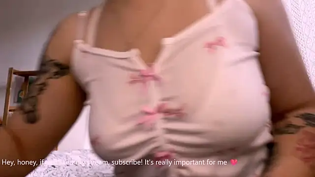 Snapshot of SabrinaFolts chatting on October 2025 09:06:02 AM SabrinaFolts online show from October 2025 09:06:02 AM