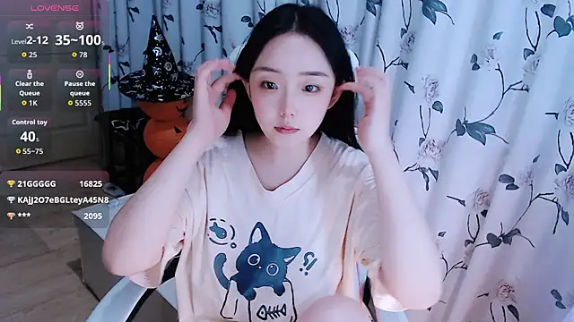 Snapshot of Niannian- chatting on October 2025 04:46:01 PM Niannian- online show from October 2025 04:46:01 PM