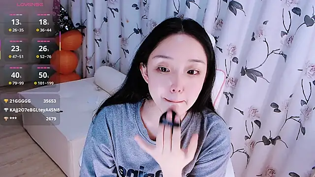 Snapshot of Niannian- chatting on November 2025 05:03:02 PM Niannian- online show from November 2025 05:03:02 PM