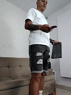 MaximoHall86 online show from October 2025 12:36:01 PM