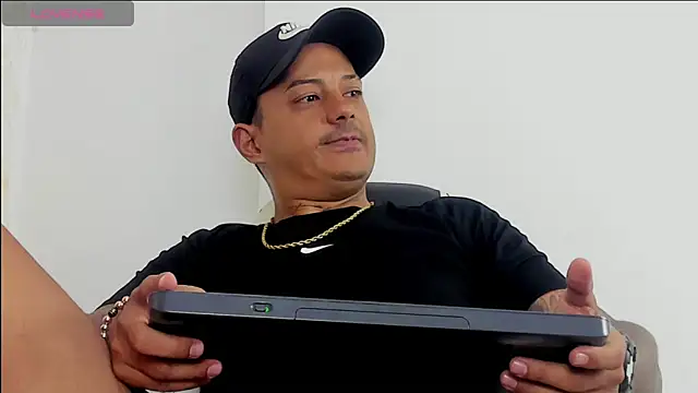 MaximoHall86 online show from October 2025 12:49:02 PM