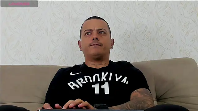 MaximoHall86 online show from October 2025 12:19:02 PM