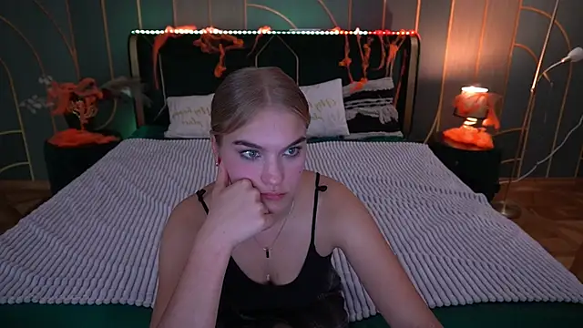 Snapshot of AlinaLiii chatting on November 2025 02:40:02 PM AlinaLiii online show from November 2025 02:40:02 PM