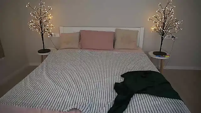 Snapshot of AlinaLiii chatting on November 2025 03:05:02 PM AlinaLiii online show from November 2025 03:05:02 PM