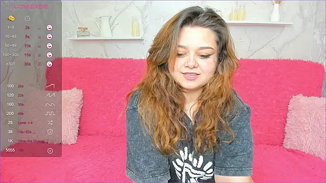 Snapshot of NinelCroft chatting on October 2025 04:20:02 AM NinelCroft online show from October 2025 04:20:02 AM