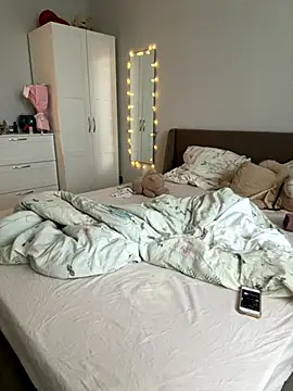 Snapshot of LinaViam chatting on October 2025 08:12:01 AM LinaViam online show from October 2025 08:12:01 AM