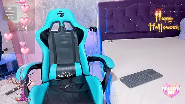 Lauren smiles online show from October 2025 04:37:01 AM