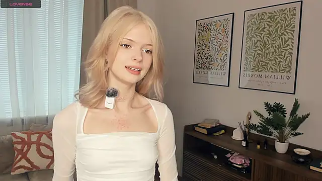 Snapshot of LaureMestler chatting on October 2025 08:06:01 AM LaureMestler online show from October 2025 08:06:01 AM