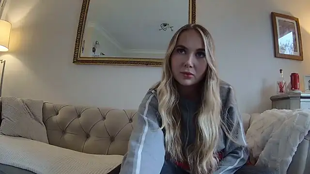 Snapshot of BarbieDolly_x chatting on October 2025 02:36:02 PM BarbieDolly x online show from October 2025 02:36:02 PM