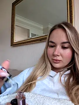 Snapshot of BarbieDolly_x chatting on October 2025 01:43:02 PM BarbieDolly x online show from October 2025 01:43:02 PM