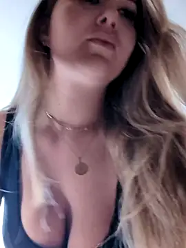 Snapshot of BarbieDolly_x chatting on November 2025 01:01:02 PM BarbieDolly x online show from November 2025 01:01:02 PM