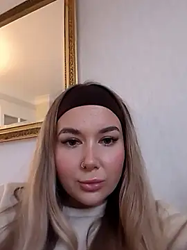 Snapshot of BarbieDolly_x chatting on November 2025 03:23:02 PM BarbieDolly x online show from November 2025 03:23:02 PM