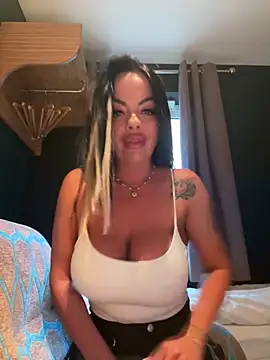 Snapshot of CarmenMB chatting on September 2025 04:34:02 PM CarmenMB online show from September 2025 04:34:02 PM