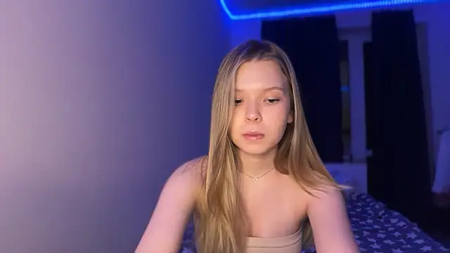 Snapshot of CandysRose chatting on December 2025 08:28:02 PM CandysRose online show from December 2025 08:28:02 PM