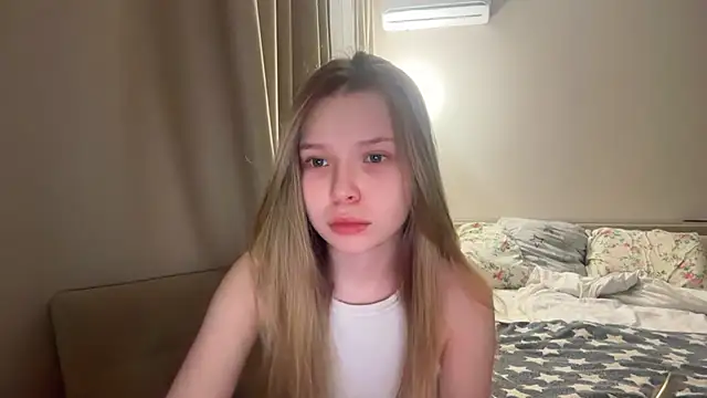 Snapshot of CandysRose chatting on April 2026 06:49:01 PM CandysRose online show from April 2026 06:49:01 PM