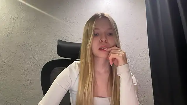 Snapshot of CandysRose chatting on June 2026 06:52:01 PM CandysRose online show from June 2026 06:52:01 PM