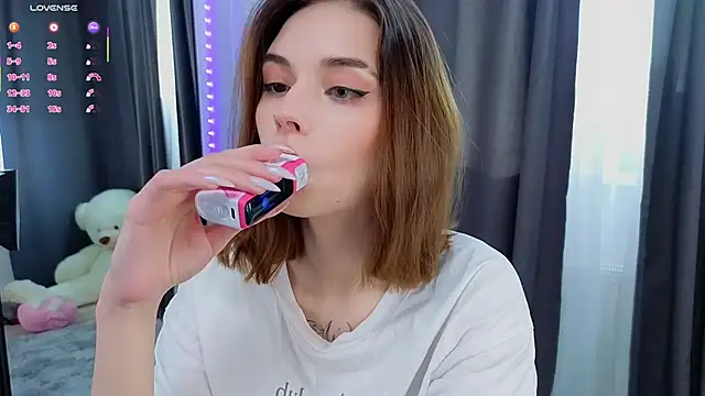 Snapshot of LunaraRada chatting on October 2025 09:32:01 AM LunaraRada online show from October 2025 09:32:01 AM