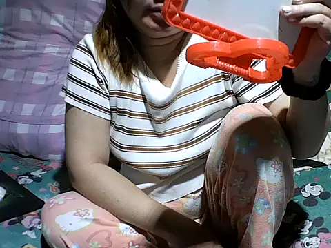 Snapshot of Ella_marie14 chatting on October 2025 07:29:01 AM Ella marie14 online show from October 2025 07:29:01 AM