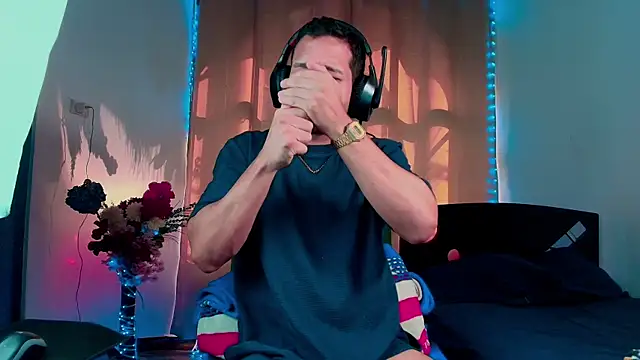 LucasGaeel online show from October 2025 08:10:01 PM