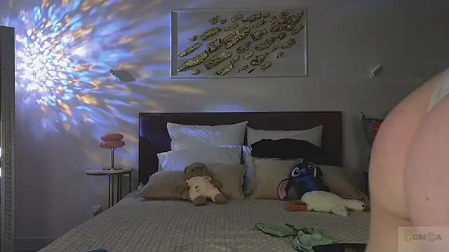 Nicole Broown  online show from November 2025 08:51:01 PM