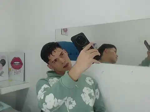 Snapshot of Aaron_Foxxx chatting on November 2025 09:54:01 PM Aaron Foxxx online show from November 2025 09:54:01 PM