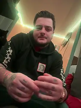 Snapshot of latenightguy chatting on January 2026 04:39:02 AM latenightguy online show from January 2026 04:39:02 AM