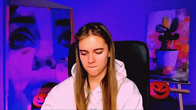 JuneWoods online show from October 2025 06:37:01 AM