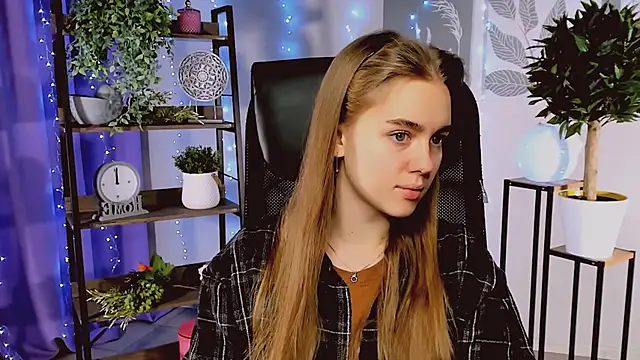 JuneWoods online show from December 2025 06:19:01 AM