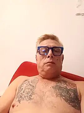 Snapshot of Andyrsdick chatting on October 2025 09:46:01 PM Andyrsdick online show from October 2025 09:46:01 PM
