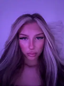 Snapshot of blondeeee chatting on May 2026 03:29:01 PM blondeeee online show from May 2026 03:29:01 PM