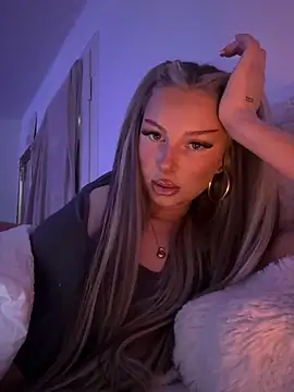 Snapshot of blondeeee chatting on May 2026 04:14:02 PM blondeeee online show from May 2026 04:14:02 PM