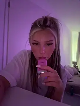 Snapshot of blondeeee chatting on May 2026 04:04:01 PM blondeeee online show from May 2026 04:04:01 PM